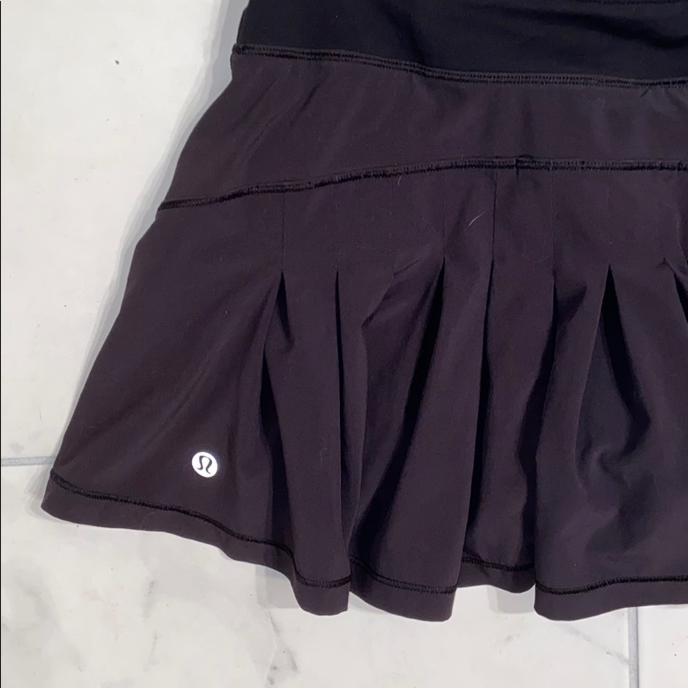 Lululemon Circuit Breaker skirt! Size 2